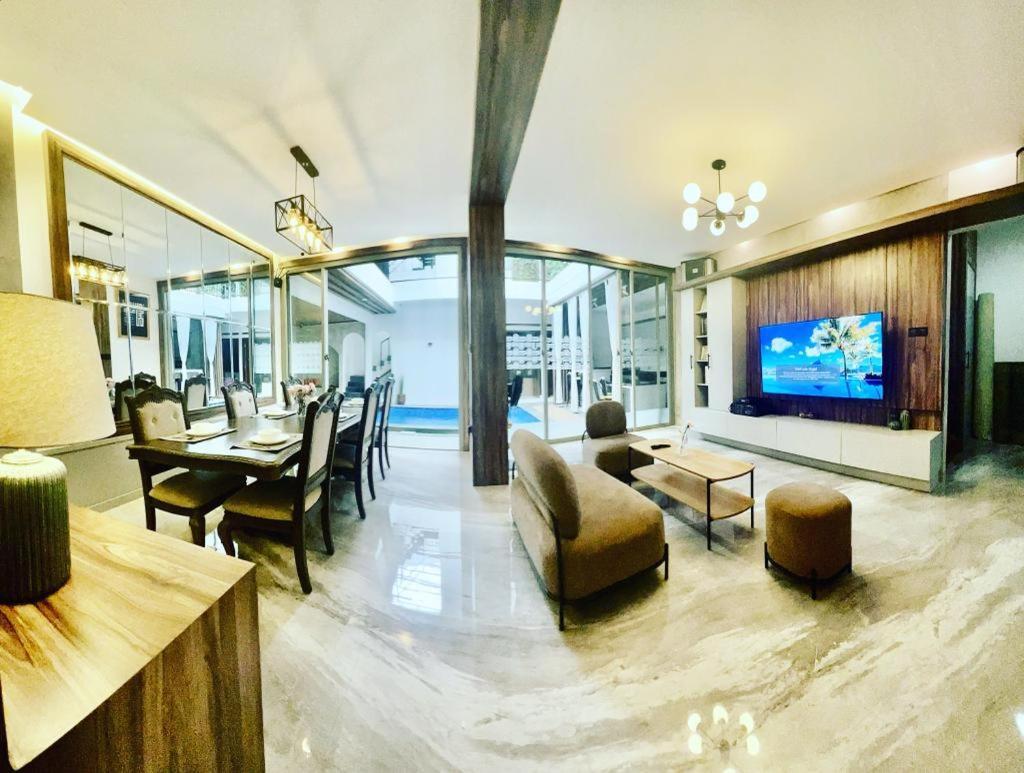 Villa Radja House Cipaku Indah à Bandung Extérieur photo