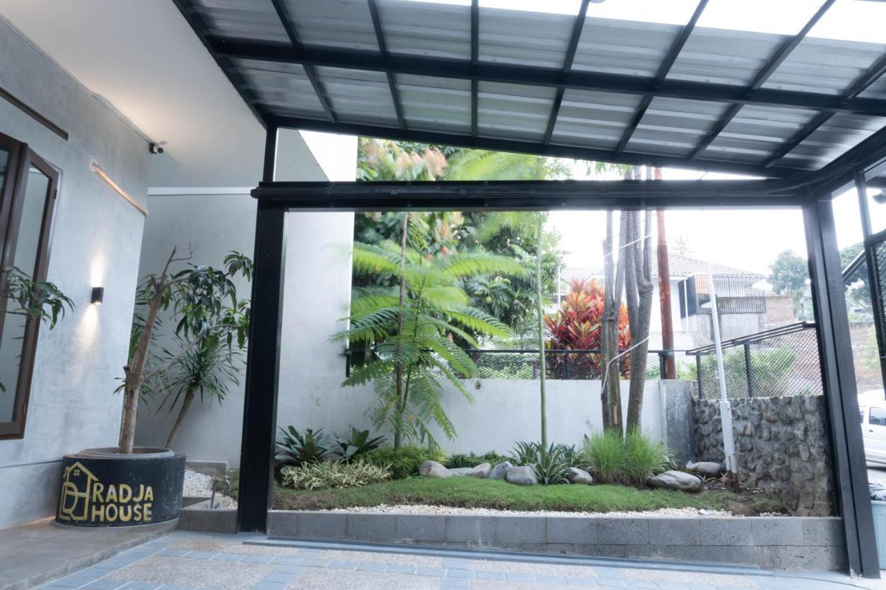 Villa Radja House Cipaku Indah à Bandung Extérieur photo